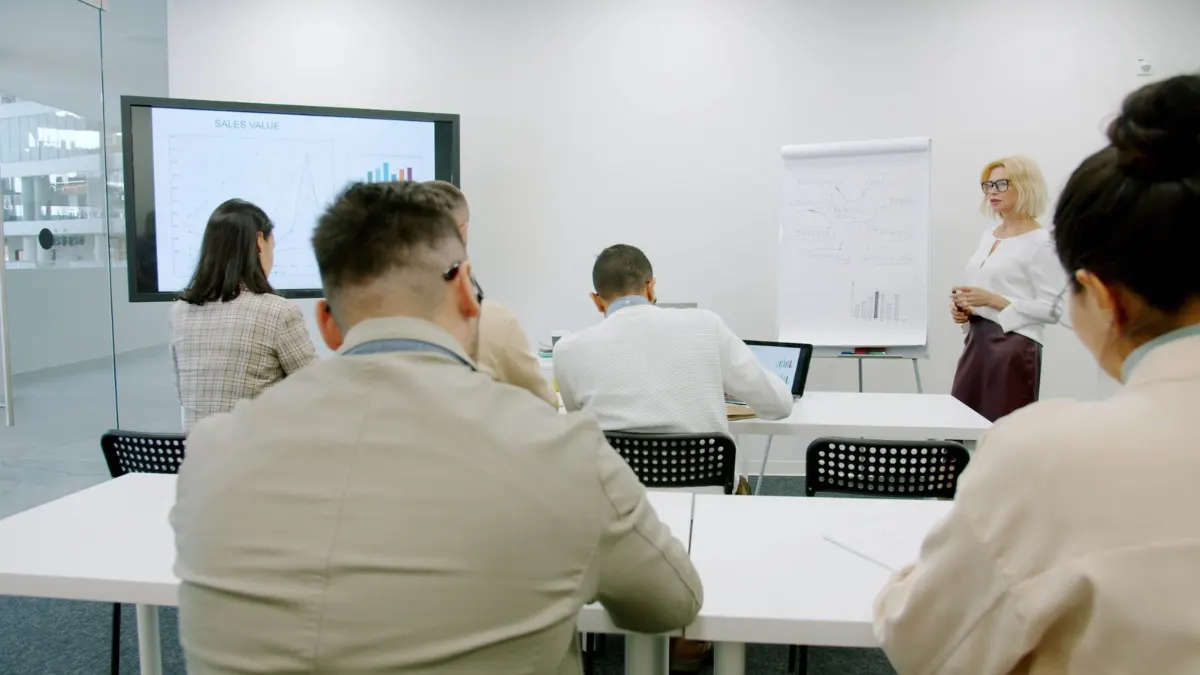 Menschen arbeiten gemeinsam in einem Büro