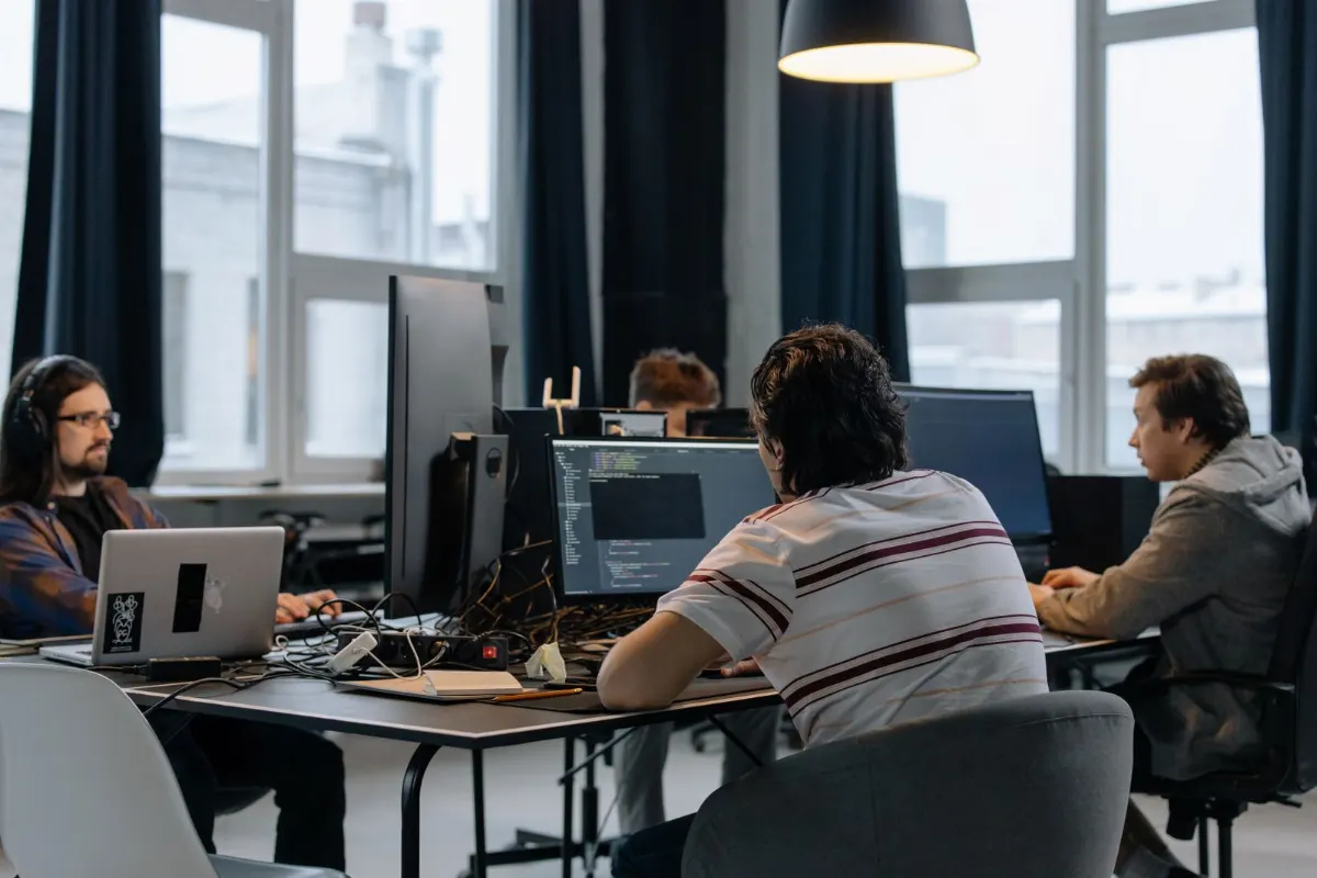 Entwicklerteam im Büro bei der Arbeit