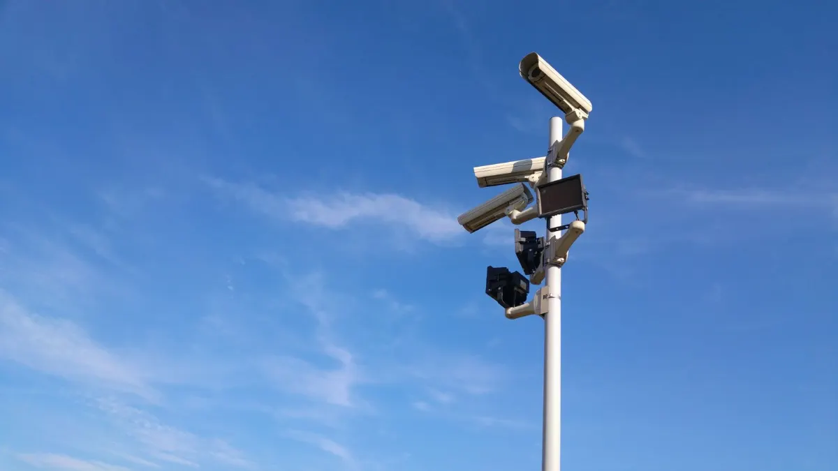 Sicherheitstechnik und Überwachungskamera als Sinnbild für geschützte Daten