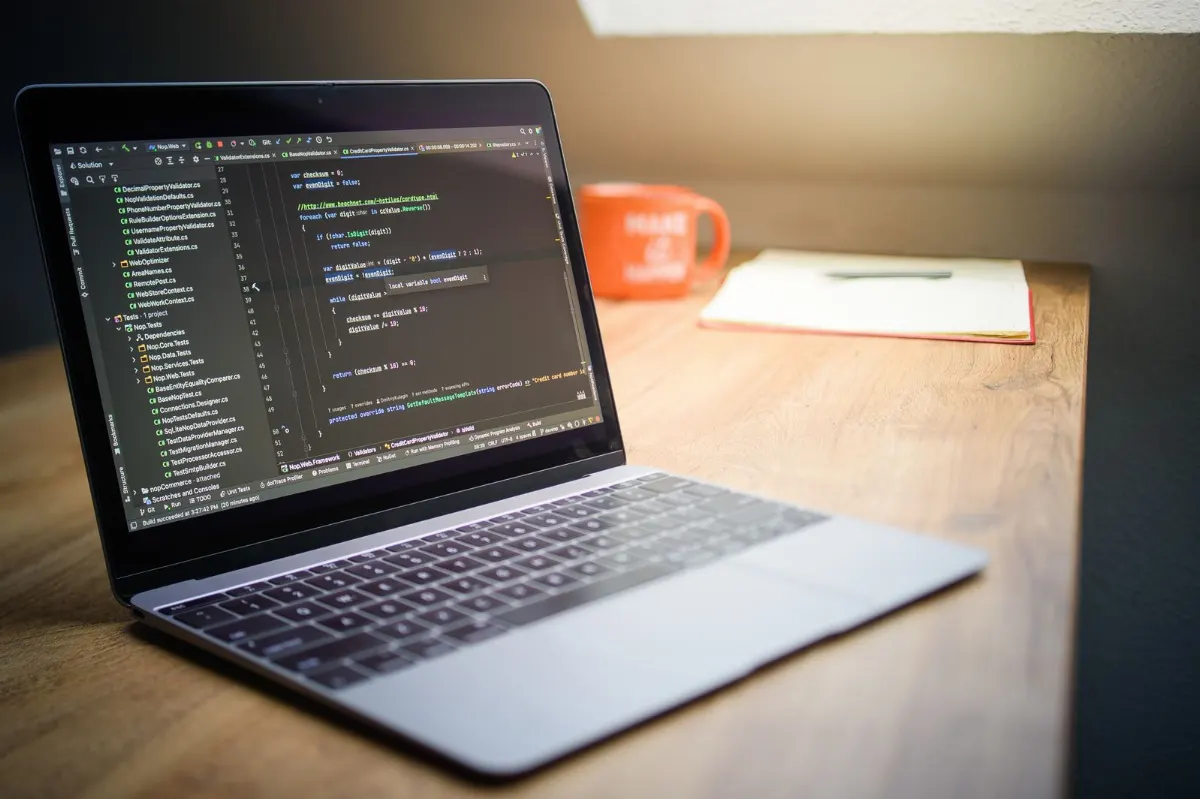 Arbeitsplatz mit Code-Editor und Website-Entwurf